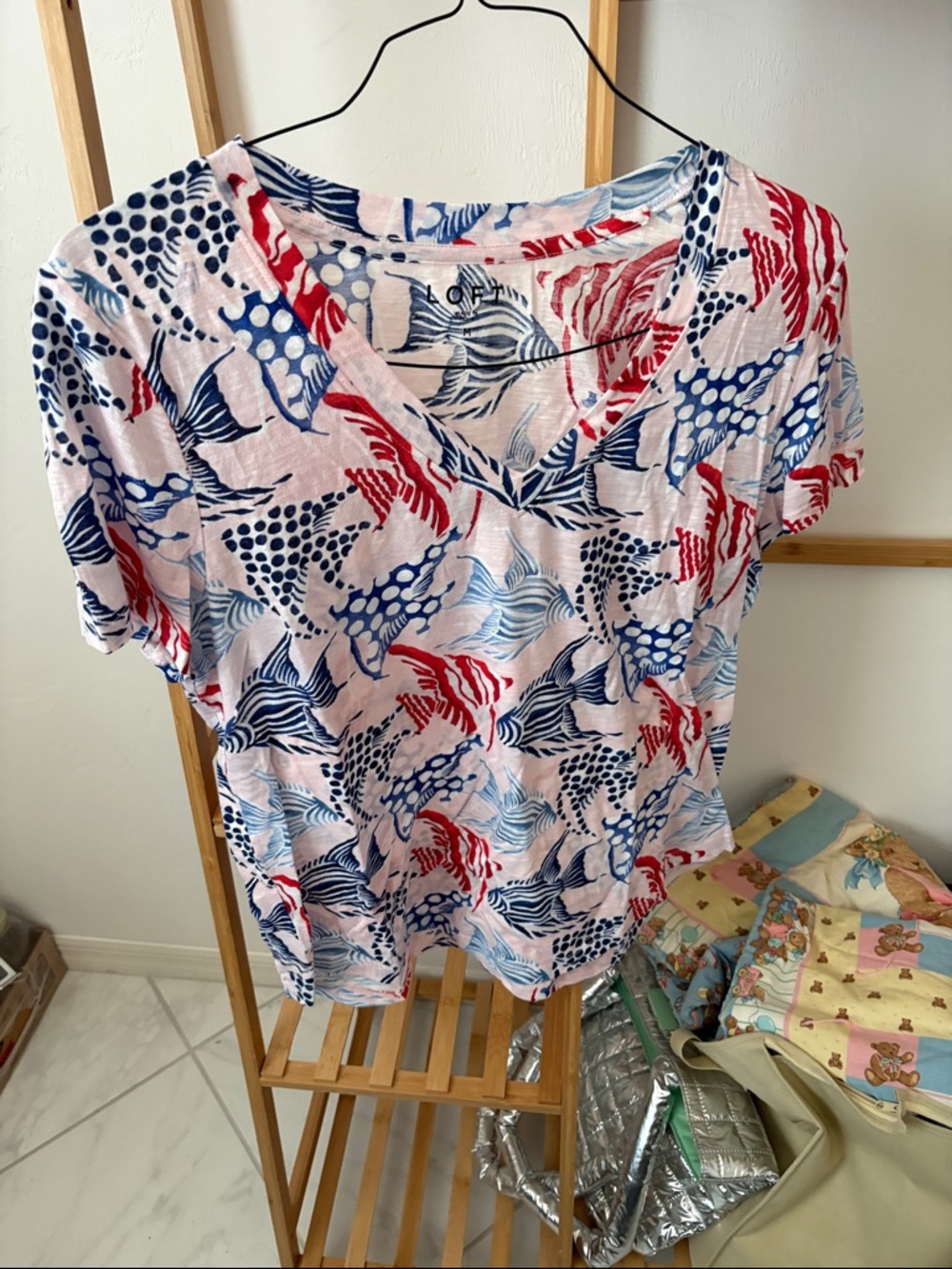 V-neck Short Sleeve Tee with Red & Navy Abstract Fish Print
